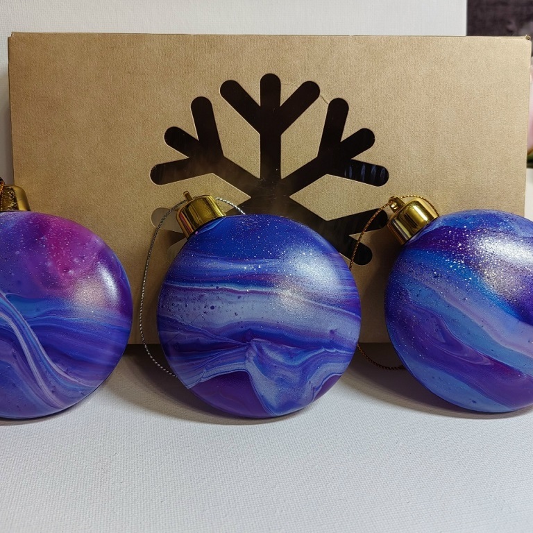 Ёлочные шары в технике флюид арт