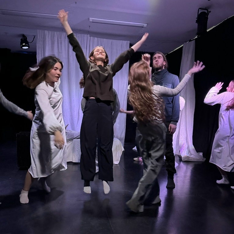 Белая, спектакль