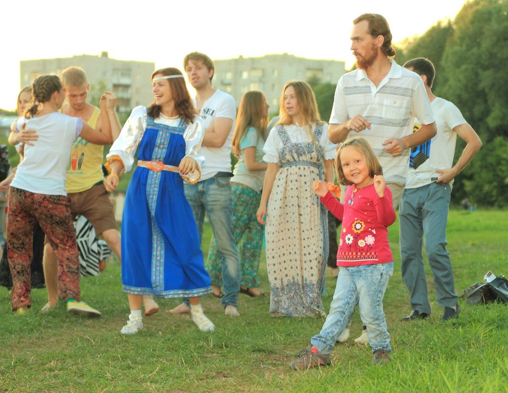 «Танцы на траве» собрали в единый хоровод славян, кубинцев и индийцев
