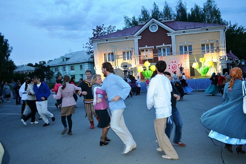 Участники Бурановского фестиваля танцевали под дождём до ночи